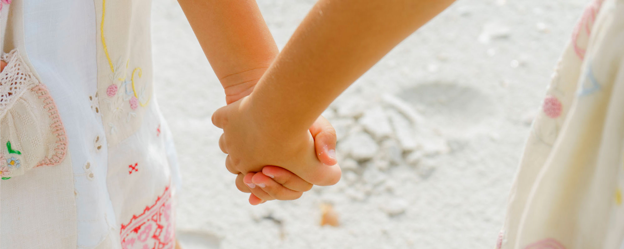 girls holding hands at the beach | JanDesai.com